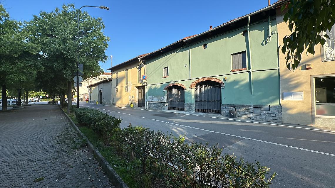 Favria, sparatoria a pochi passi dal Comune: uomo ferito alle gambe