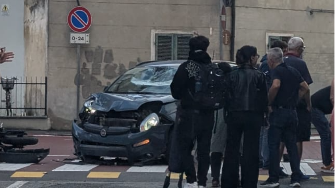 Incidente stradale a Chivasso tra auto e scooter, un ragazzo rimane a terra