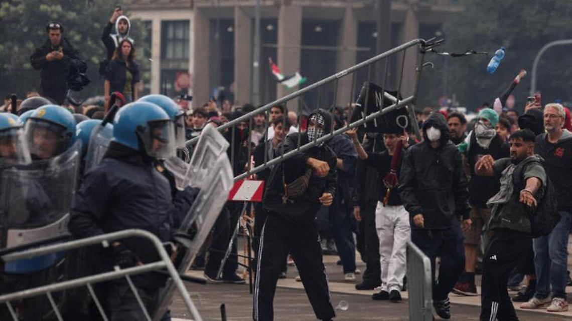 Corteo per Gaza blocca l’A4 a Torino: momenti di tensione con un automobilista