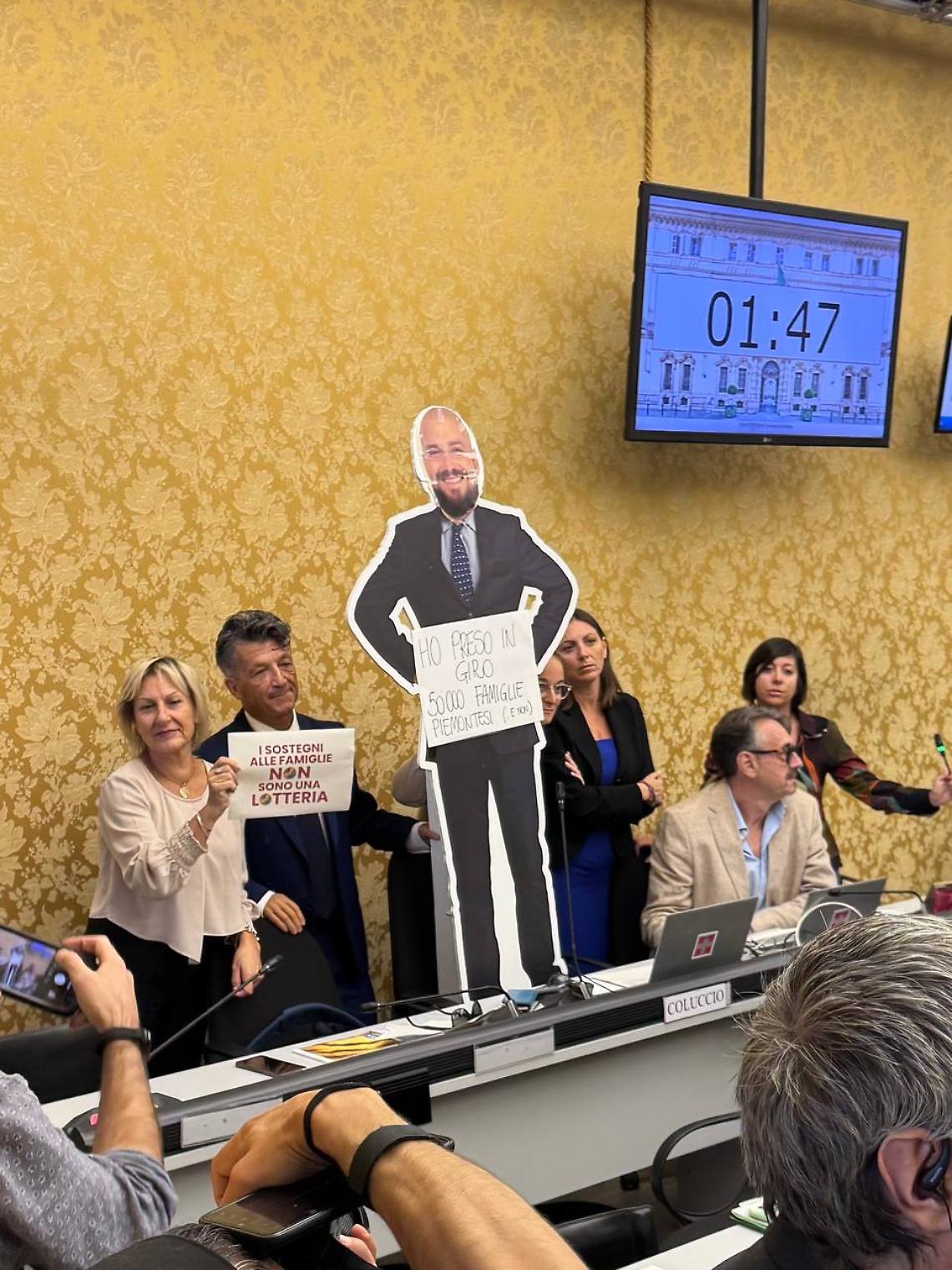 Buono Vesta, Marrone assente in aula: l’assessore di cartone che prende in giro 50mila famiglie