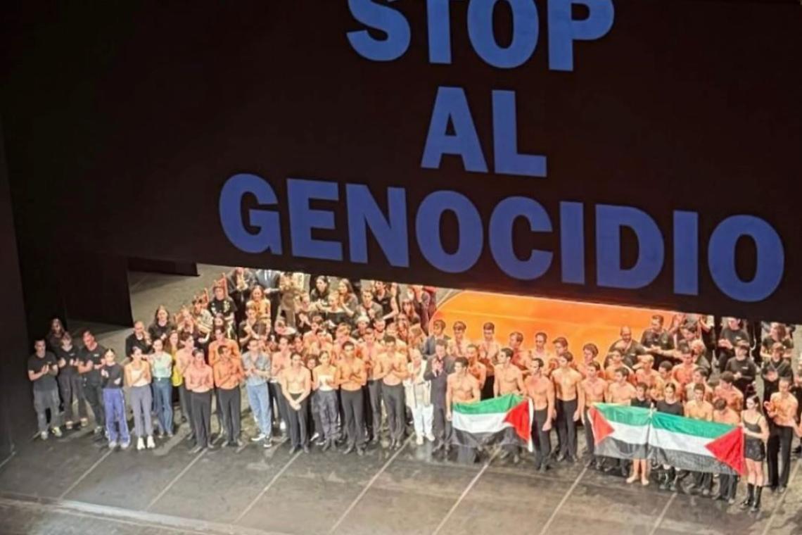 Alla Scala il gesto di Roberto Bolle: bandiere palestinesi e lo striscione "Stop al genocidio"