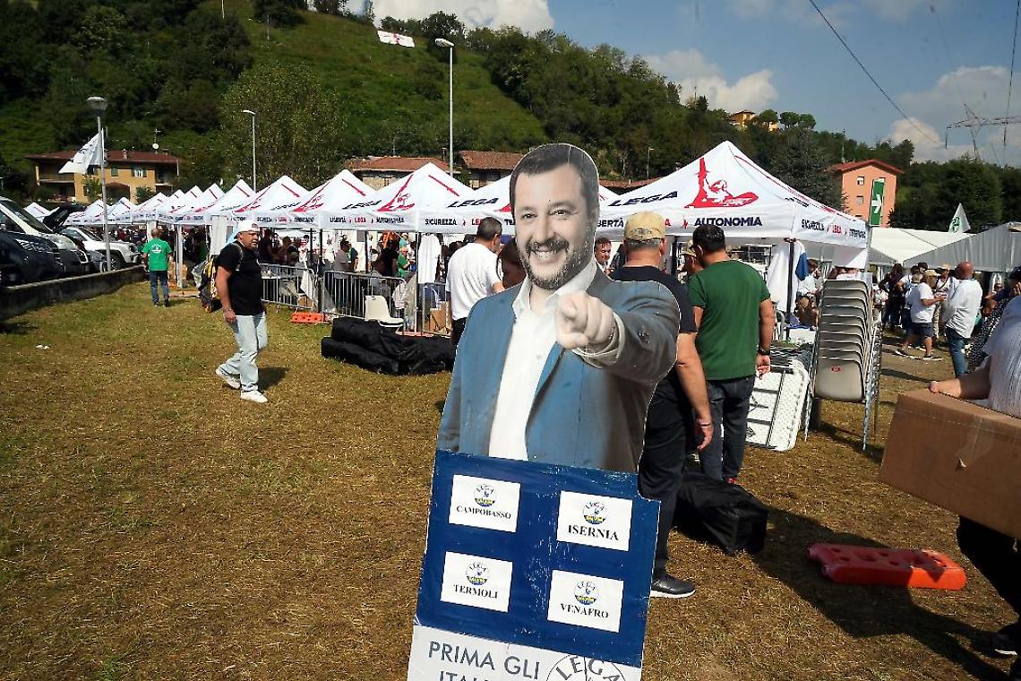 Dal pratone di Pontida al tagliere canavesano: la Lega scopre la Resistenza tra cori da stadio, salamelle e proclami contro Bruxelles