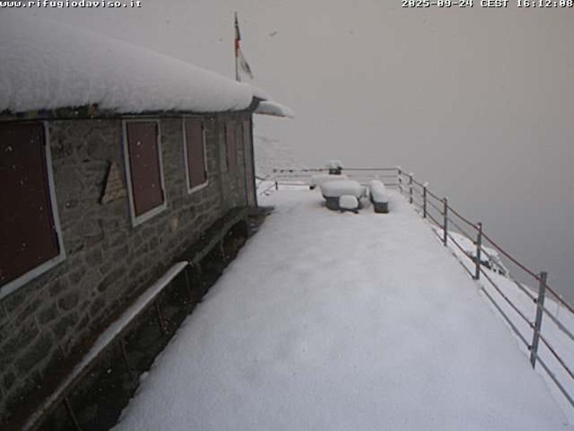 Valli di Lanzo, Groscavallo imbiancata: cadono 30 cm di neve in autunno