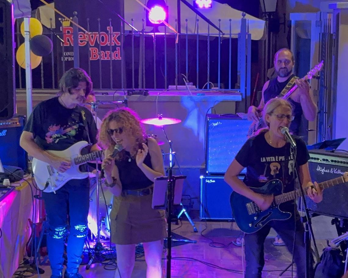 La musica dal vivo è ancora in voga e la Revok Band lo dimostra