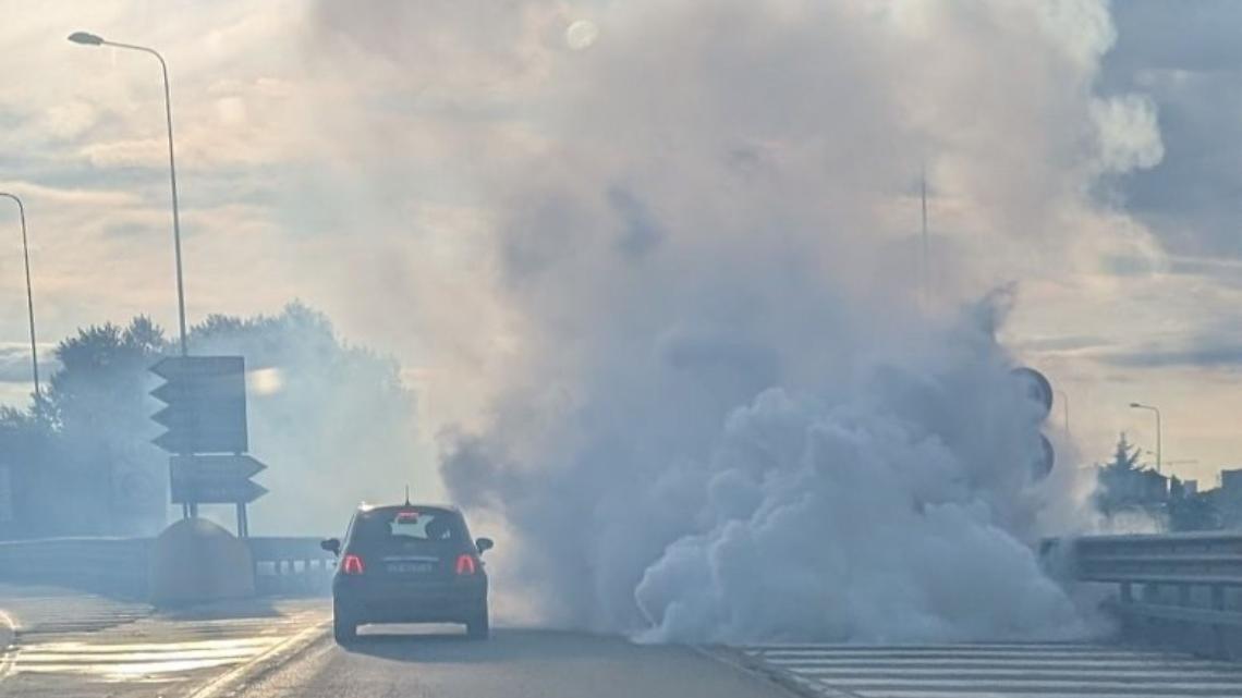 Auto in fiamme sulla tangenziale sud