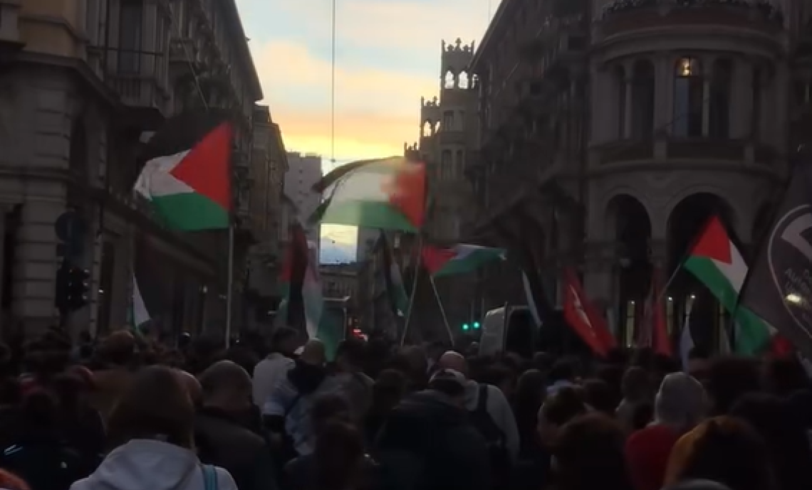 Torino scende in piazza per Gaza: di nuovo in 2mila per le strade del centro