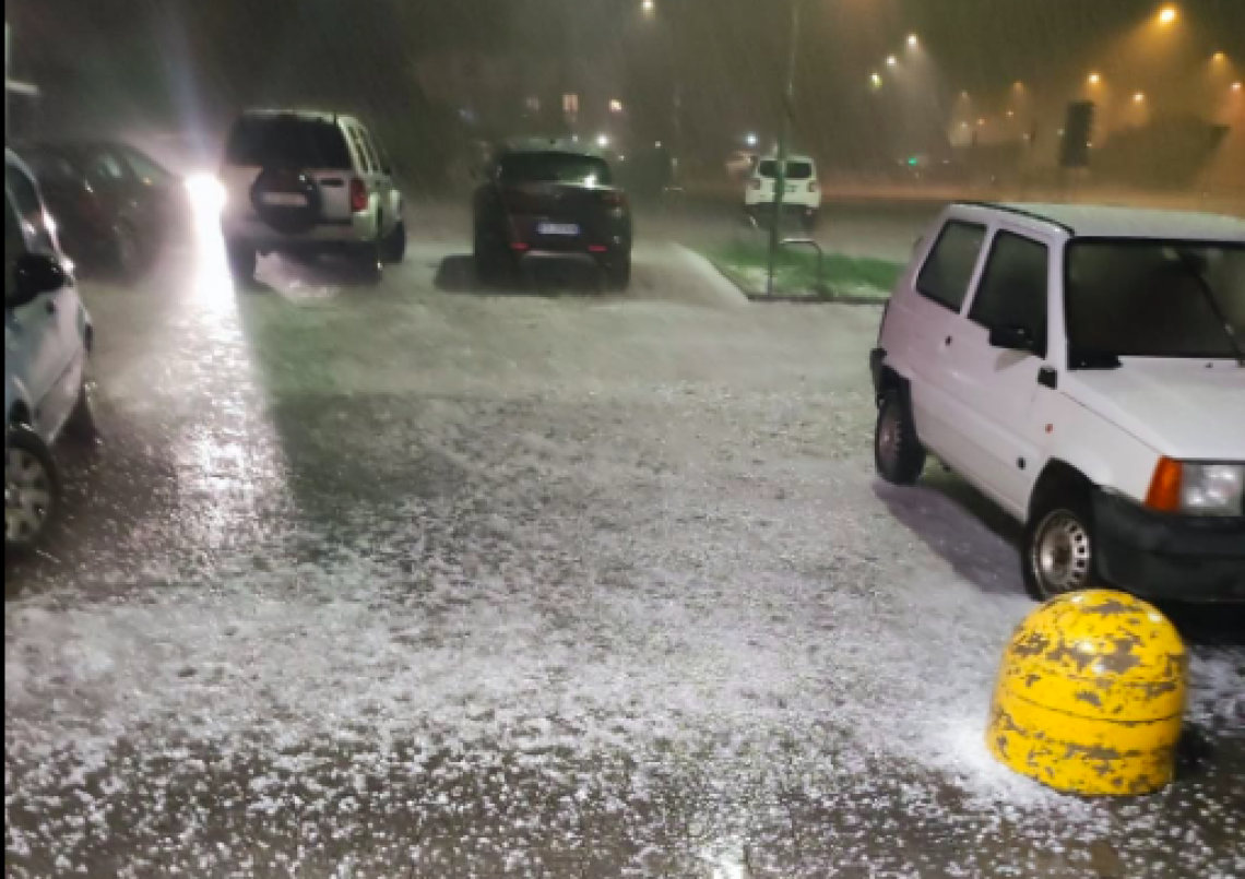 Grandinata lampo ad Avigliana: strade imbiancate e vie come torrenti, disagi ma nessun danno grave