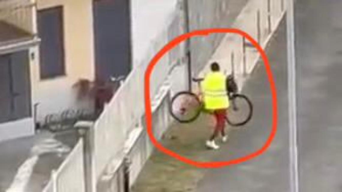 Gli rubano la bicicletta il giorno del suo compleanno: i Carabinieri di Settimo identificano il ladro