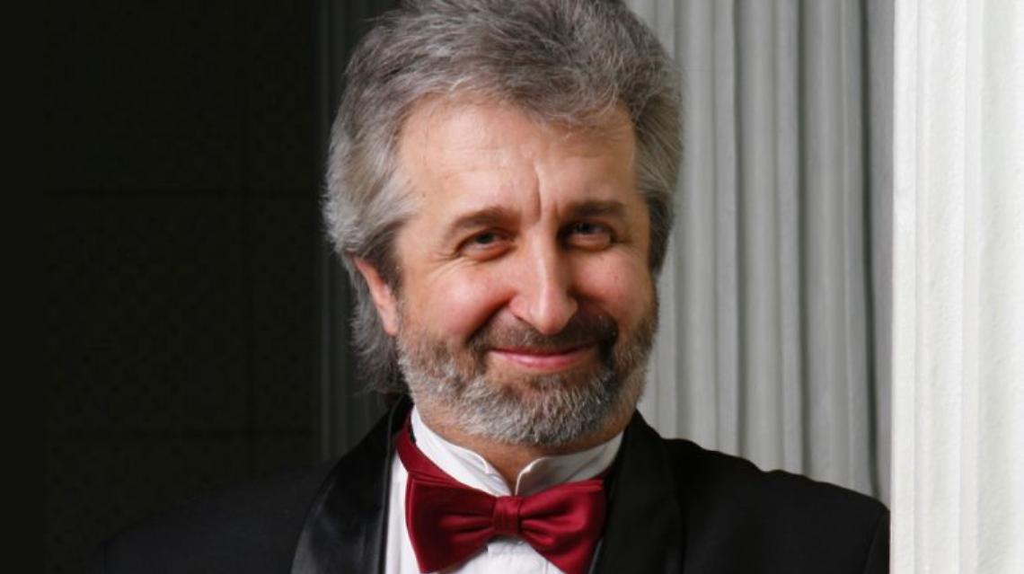 Il maestro Yuriy Yanko, direttore artistico della Filarmonica nazionale di Kharkiv, guida la resistenza culturale della città con concerti anche nei rifugi sotterranei.