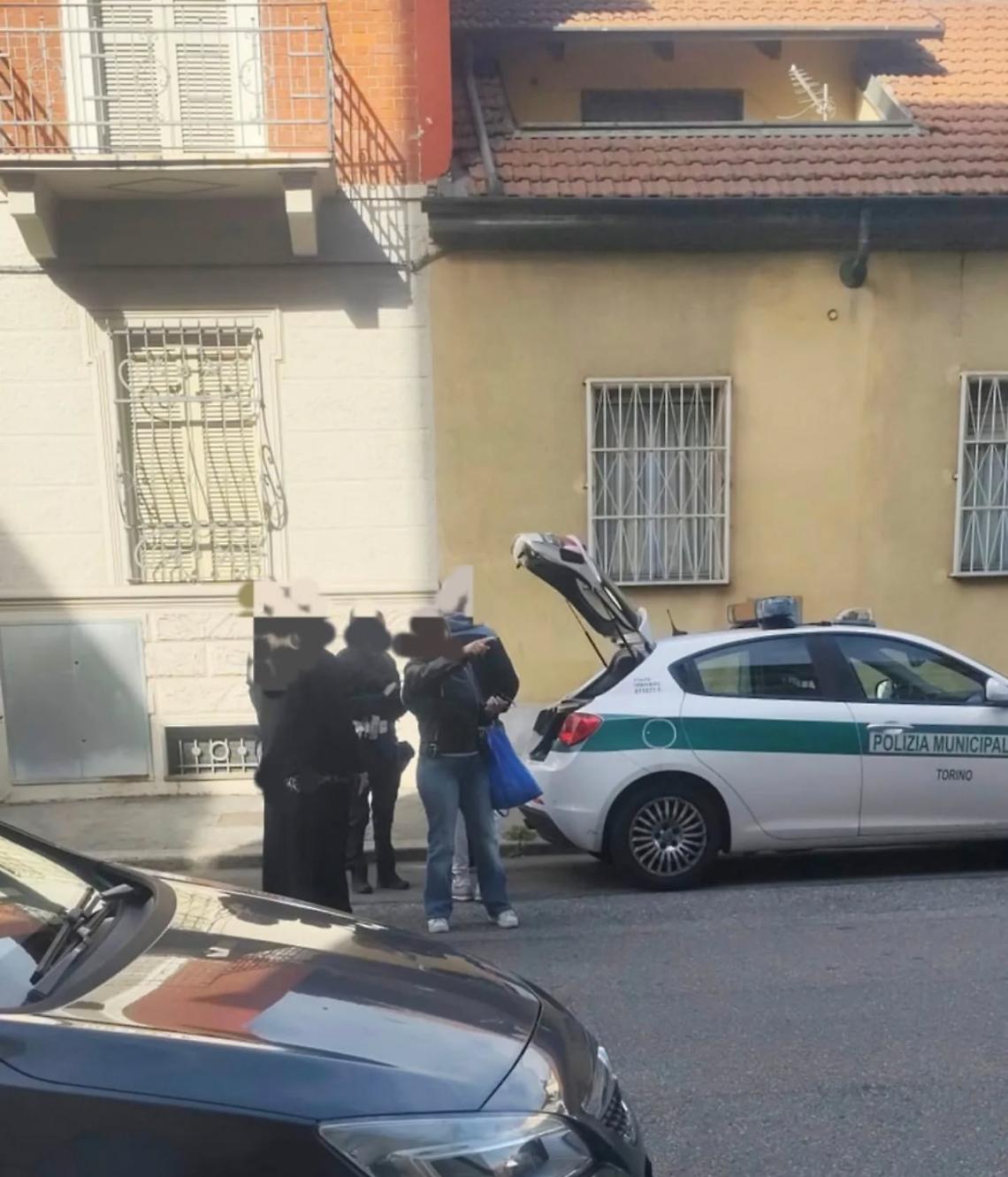 Gli zombie della droga a Barriera di Milano: ennesimo incidente sotto gli occhi dei residenti