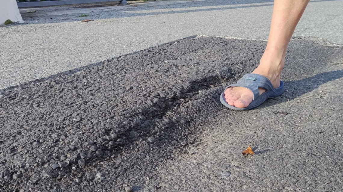 Erbacce e tombini rotti nella strada di Castelrosso: «Intervenite subito»