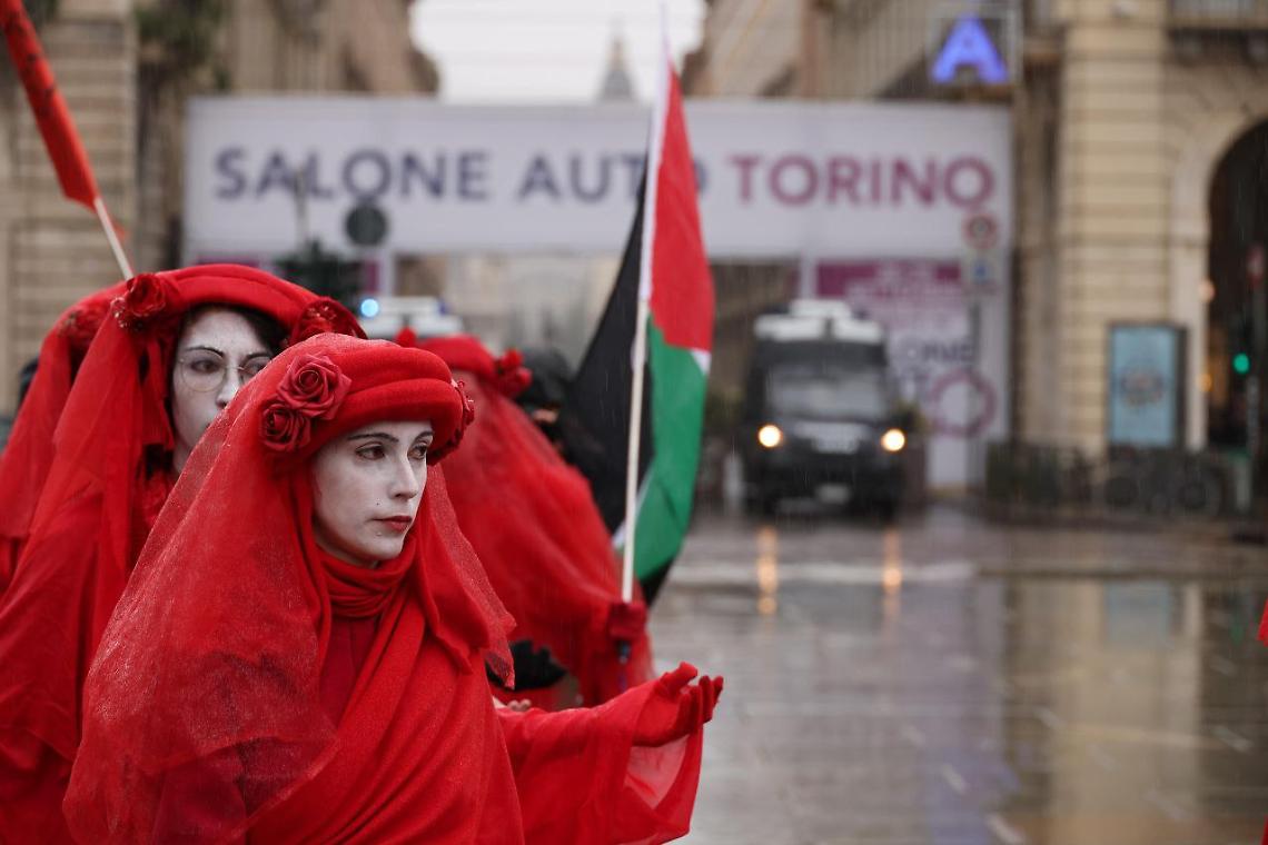 Torino, Extinction Rebellion irrompe durante l'inaugurazione del Salone dell'Auto