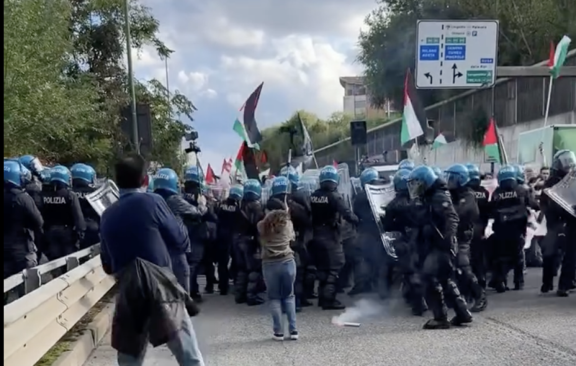 Scontri al corteo pro Palestina: 10 feriti tra i manifestanti. Idranti, lacrimogeni e l’assalto alla superstrada per Caselle