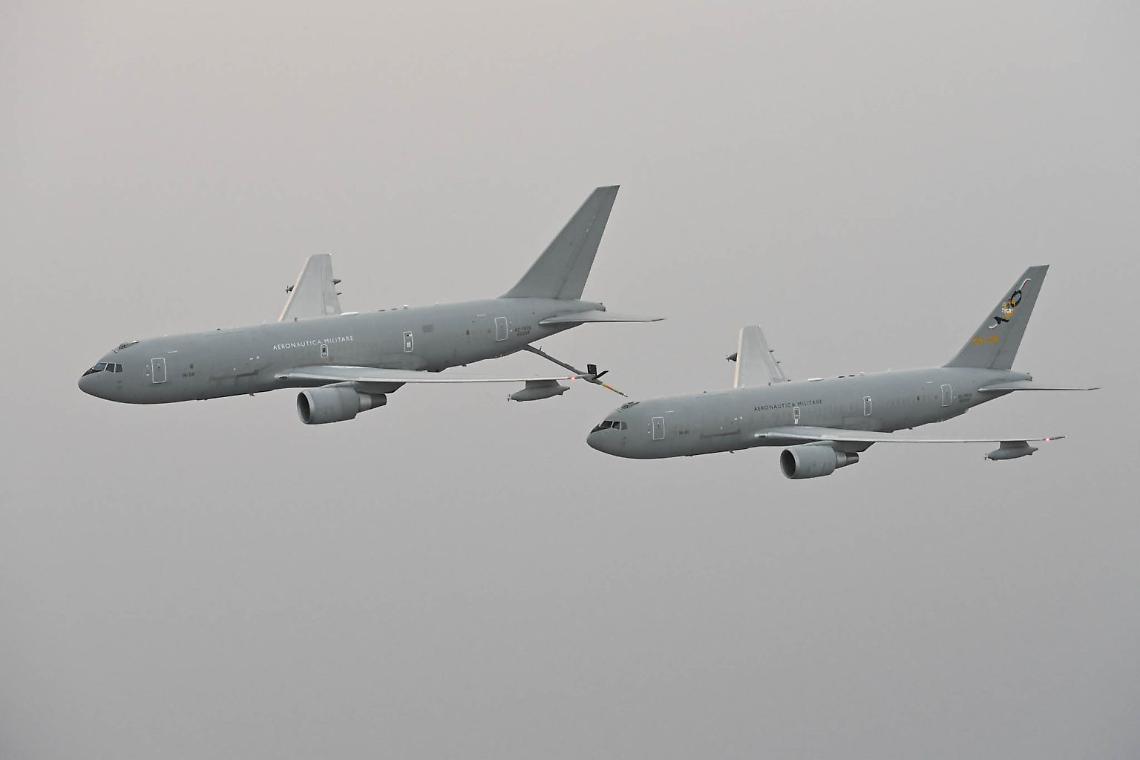 Addestramento nei cieli del Canavese, il KC-767A fa scuola a Caselle