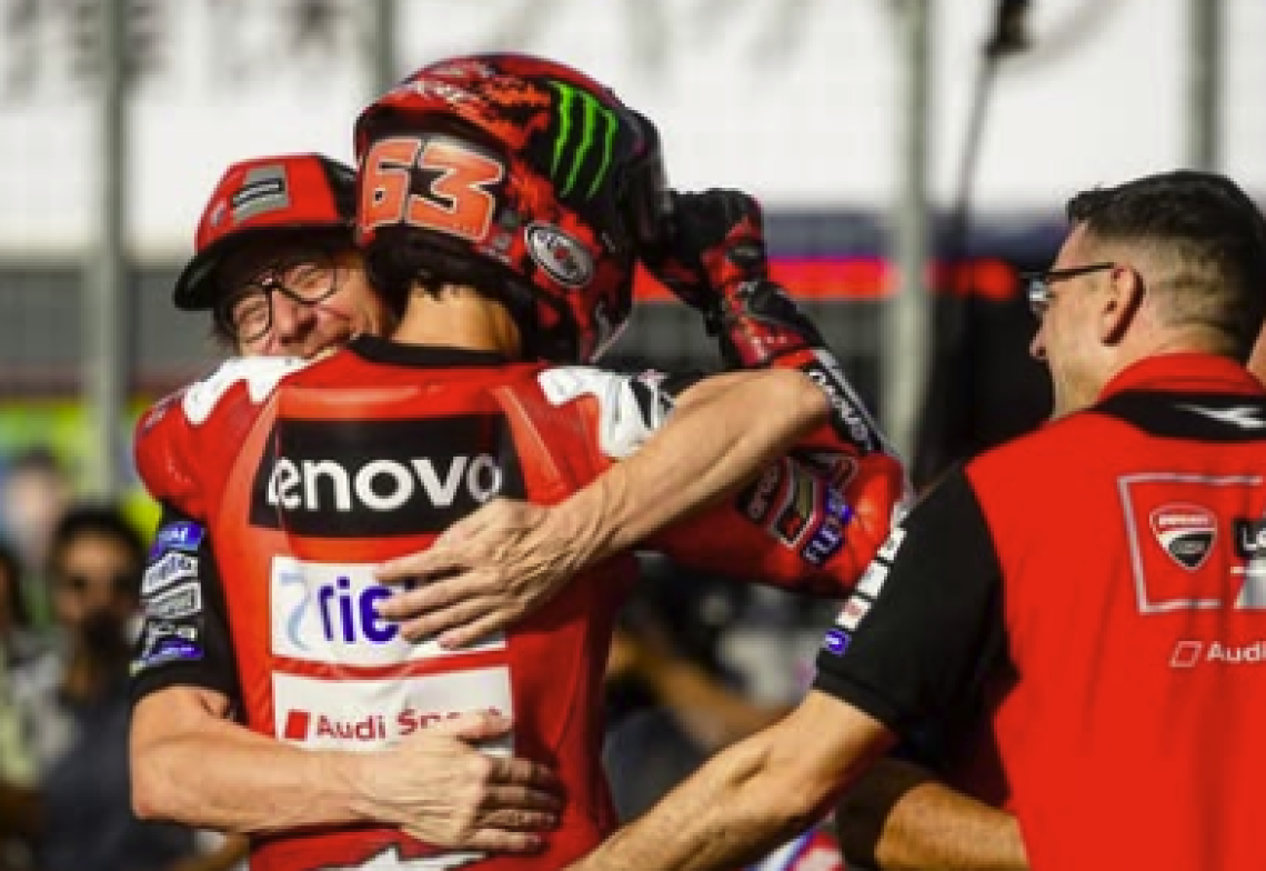 Bagnaia trionfa in Giappone, ma il sorriso più largo è di Marquez