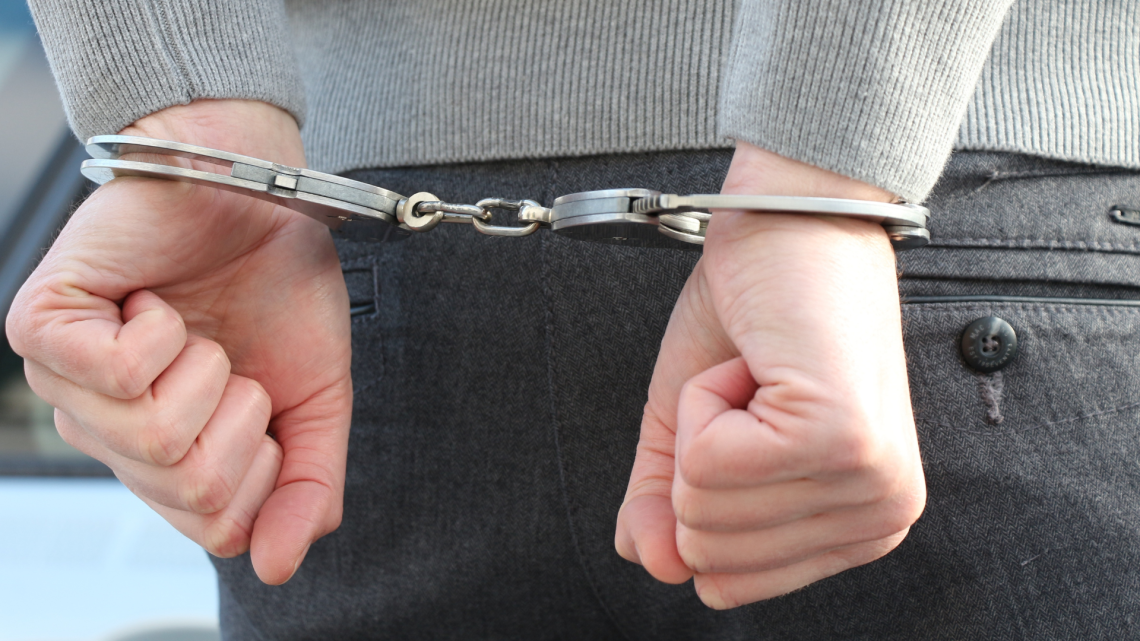 Blocca l’ascensore per entrare dalla ex: tre carabinieri feriti 