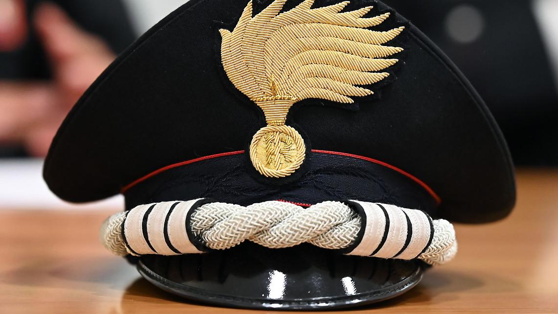 Torino, entra nell’auto