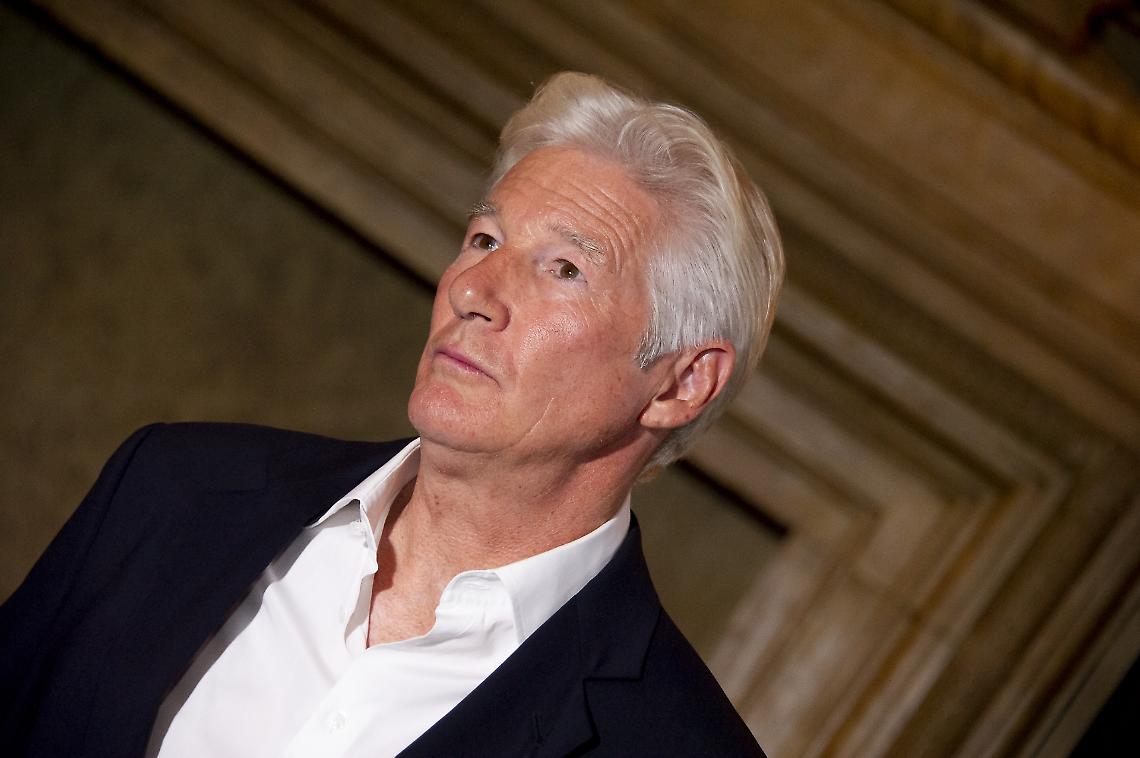 Richard Gere alza la voce per Gaza: “Se non sosteniamo chi rischia la vita, ci meritiamo questo mondo”