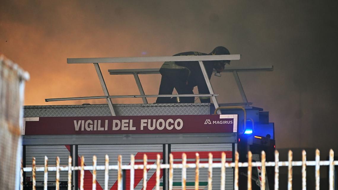 Fossano, incendio alla Città antiquaria: intervento lampo dei vigili del fuoco salva i magazzini