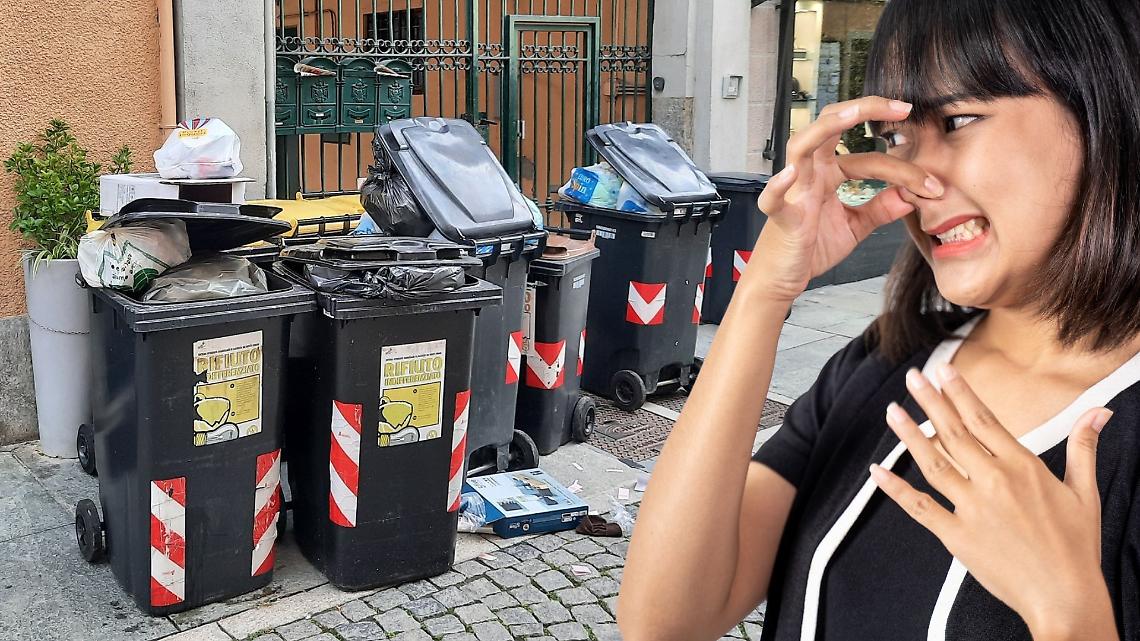 I contenitori dei rifiuti in via Roma a Chivasso