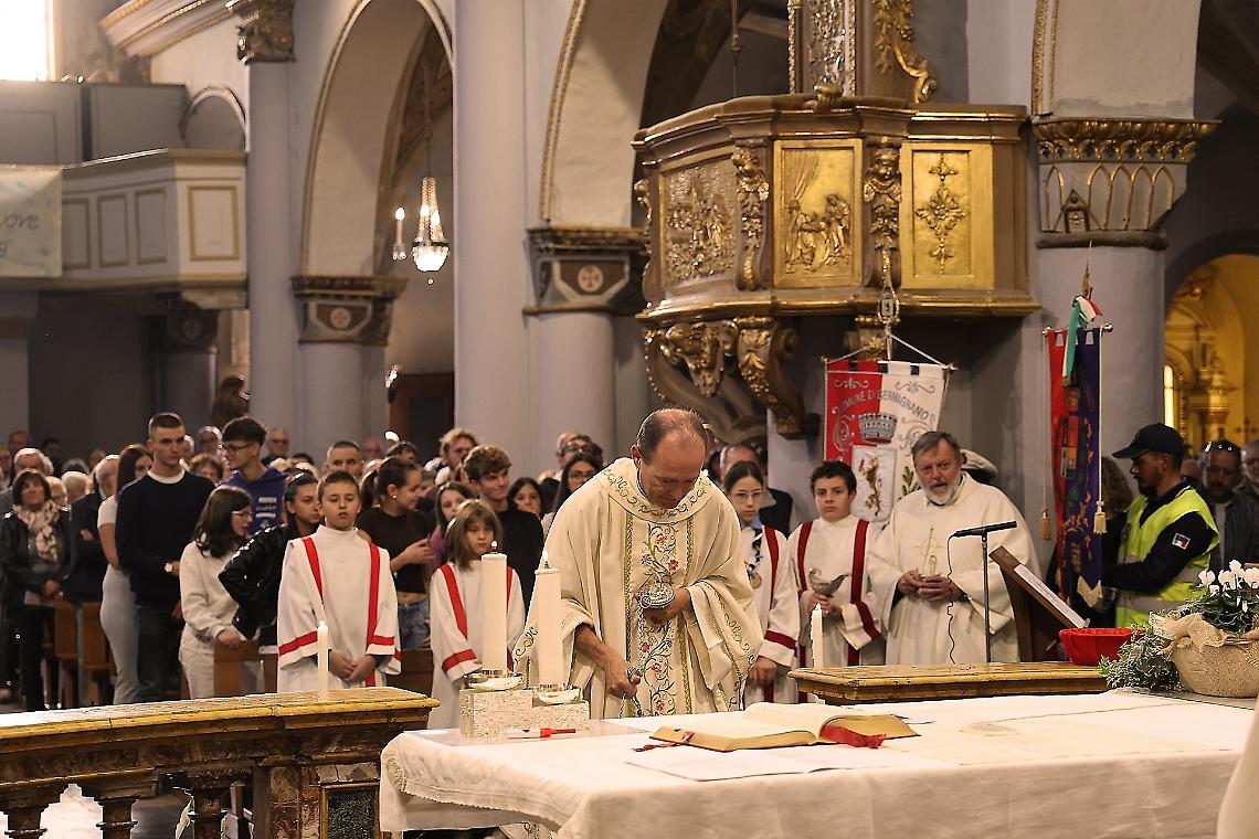 Il nuovo parroco don Stefano Bertoldini durante la cerimonia di insediamento