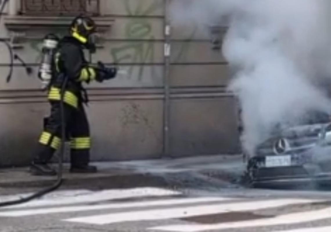 Fiamme a San Salvario, bruciata l’auto del Consolato del Marocco: caccia all’uomo incappucciato