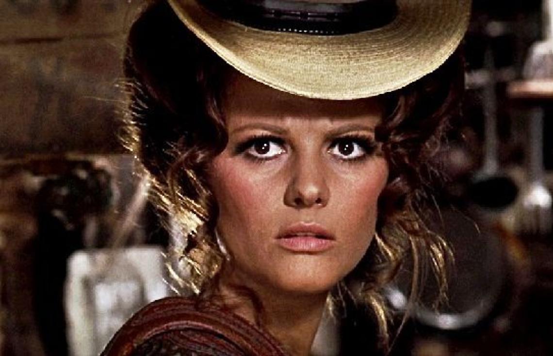 Parigi in piedi per Claudia Cardinale. L’Italia resta a casa