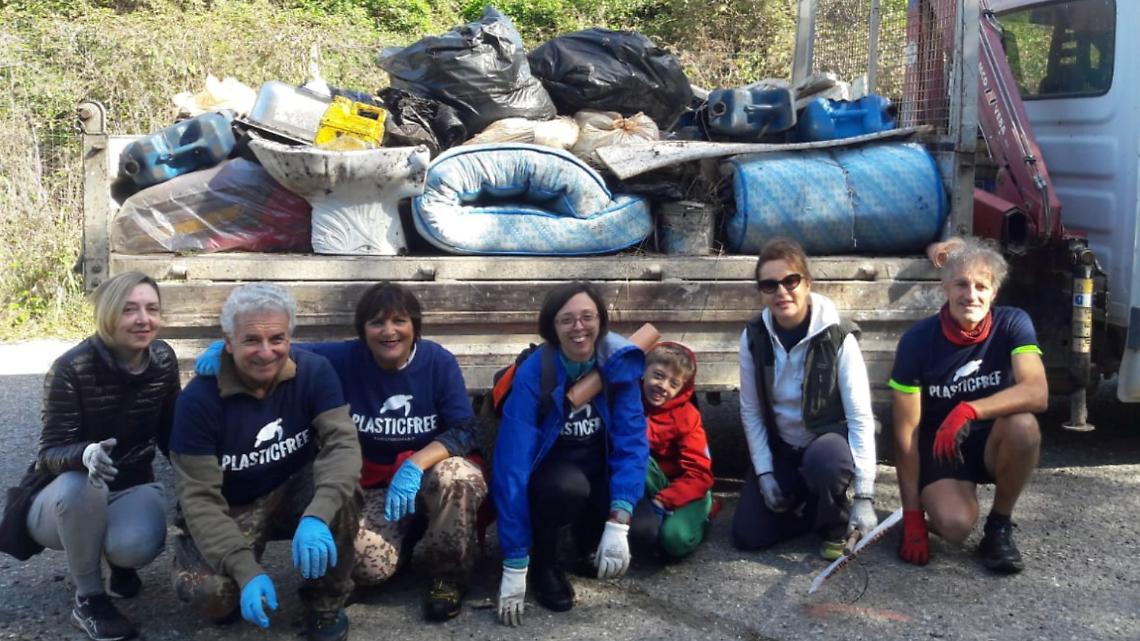 Mazzè, volontari ripuliscono 600 chili di rifiuti