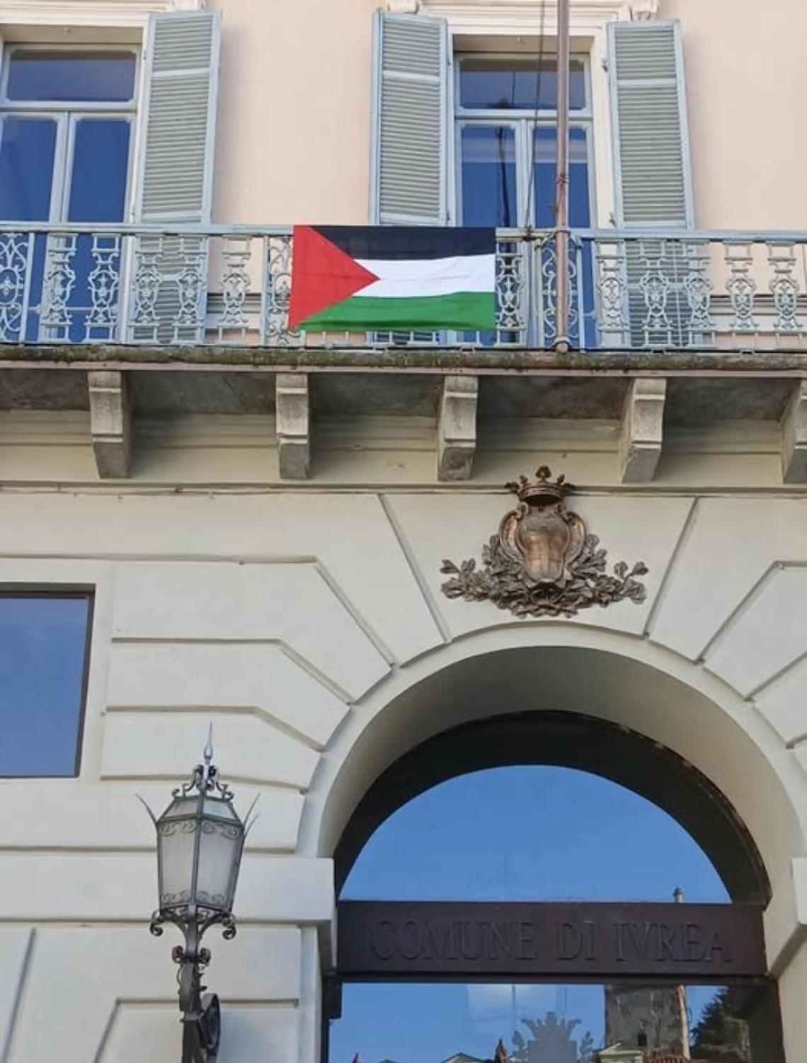Dal balcone del Municipio di Ivrea la bandiera della Palestina