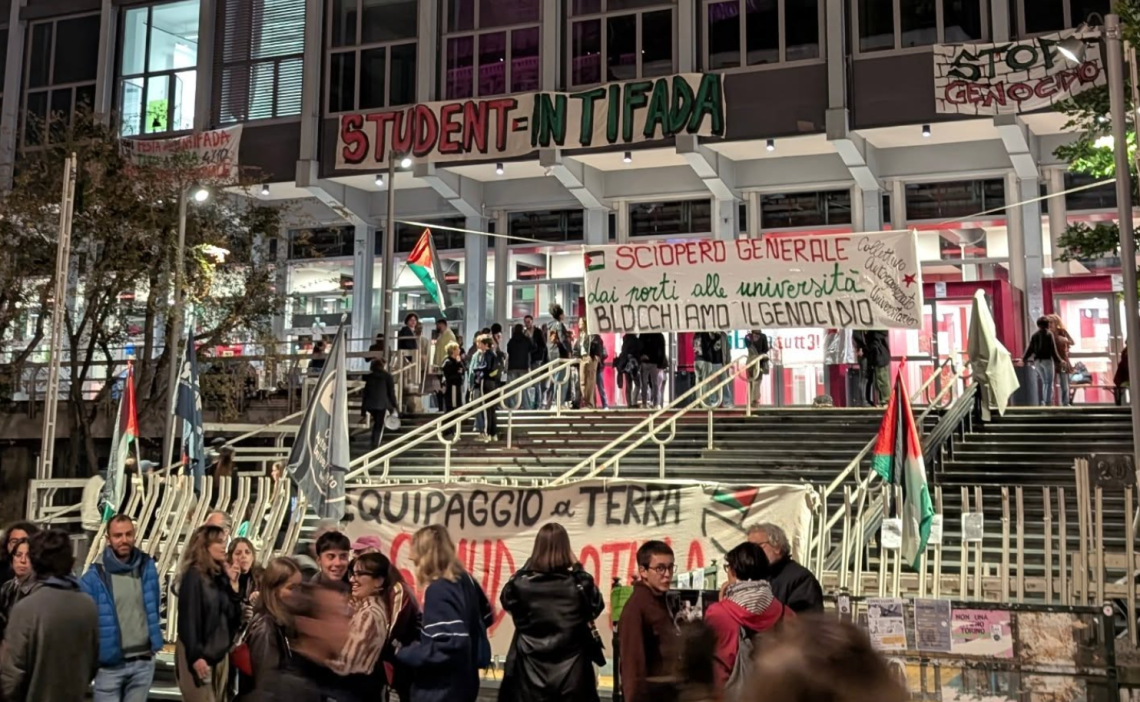 Torino, Alessandria, Novara: "blocchiamo tutto per Gaza". In migliaia in corteo. Scontri e università occupate. Antagonisti devastano le OGR