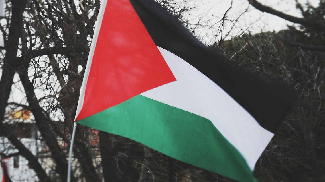 Gaza entra in Consiglio: la minoranza porta le bandiere e poi abbandona l’aula