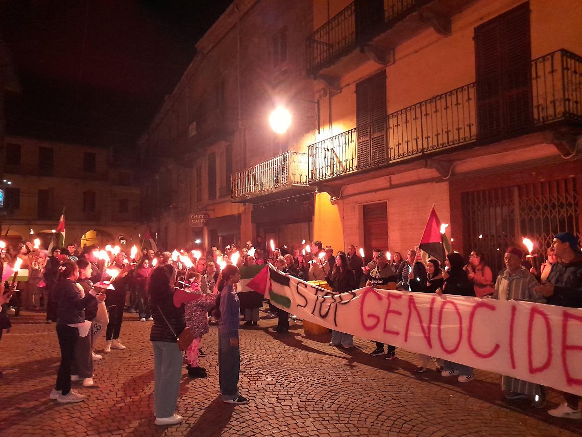 Cuorgnè, folla in piazza per Gaza: fiaccolata con mezzo migliaio di persone