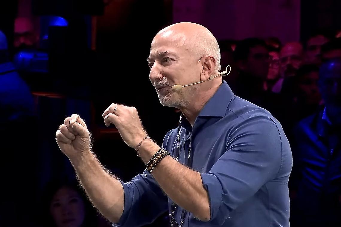 Ottimismo, futuro e startup: Jeff Bezos alle OGR di Torino, ma in città esplode la protesta