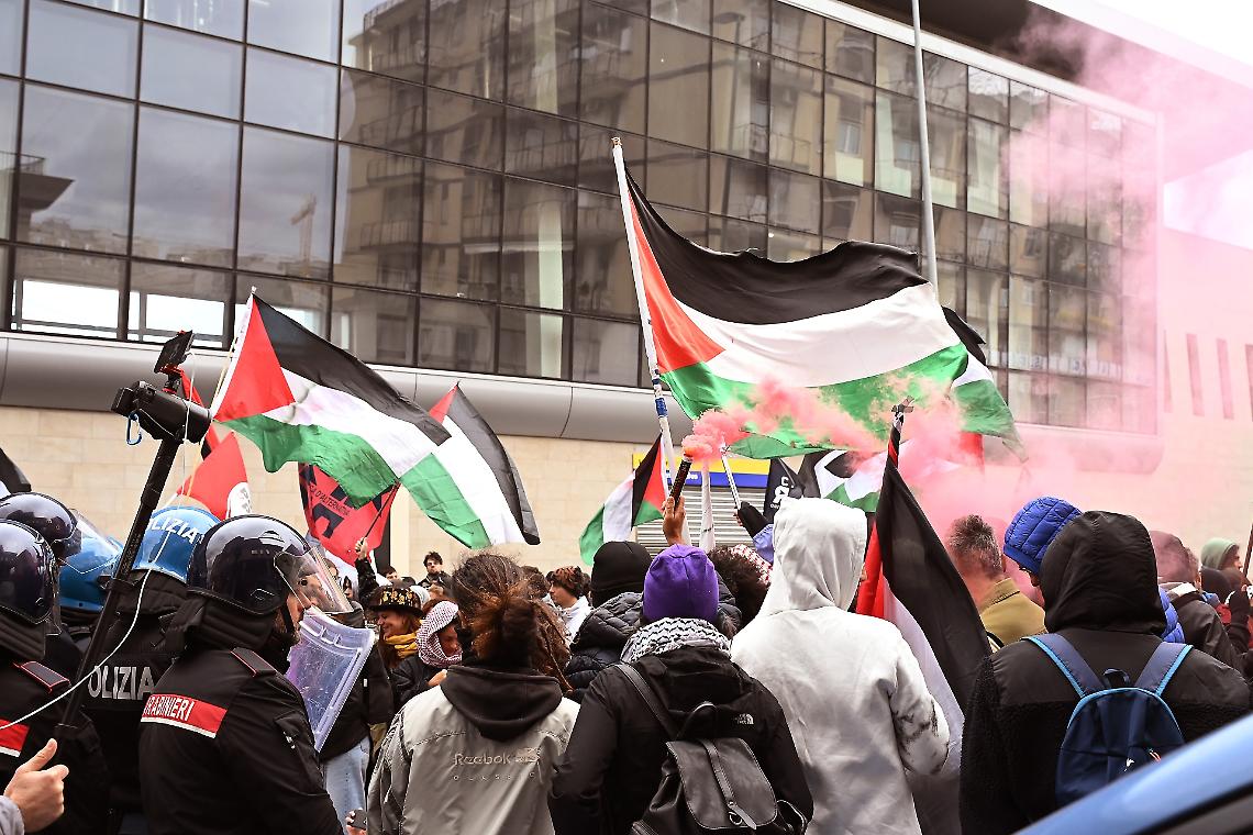 Torino, serata di tensione al corteo pro Gaza: lacrimogeni a Porta Susa, sedie lanciate in piazza Castello