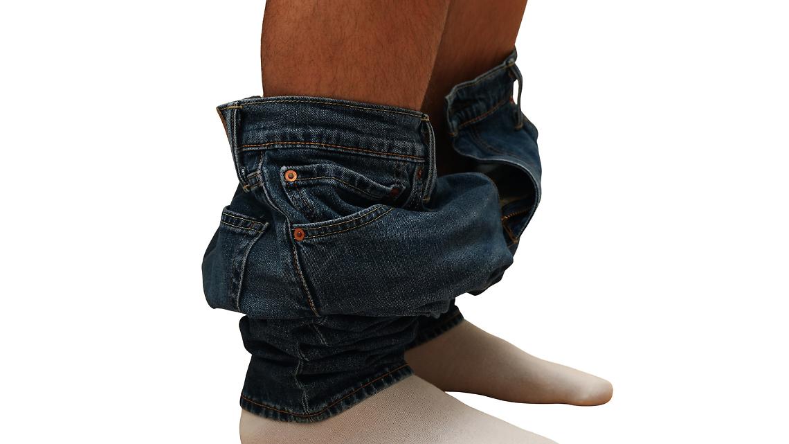 Terrore in tuta grigia: l’uomo che si abbassa i pantaloni davanti alle ragazze