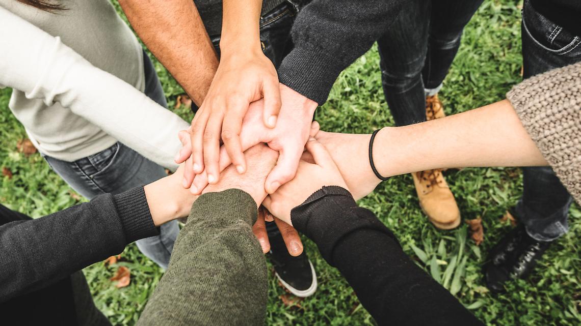 Ivrea, 130 nuovi volontari cercasi: in Piazza Ottinetti torna “Goccia”, il progetto che propaga felicità