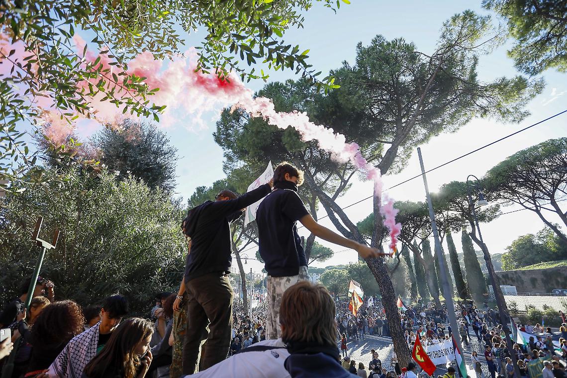 La piazza è viva, la politica è ferma