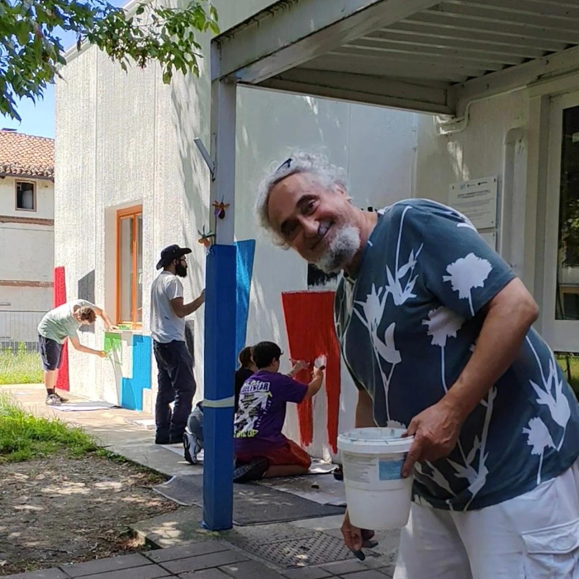 Ivrea, la scuola Guelpa torna a vivere: il murale di Galliano Gallo e l’associazione Asini Si Nasce ridanno colore a San Bernardo