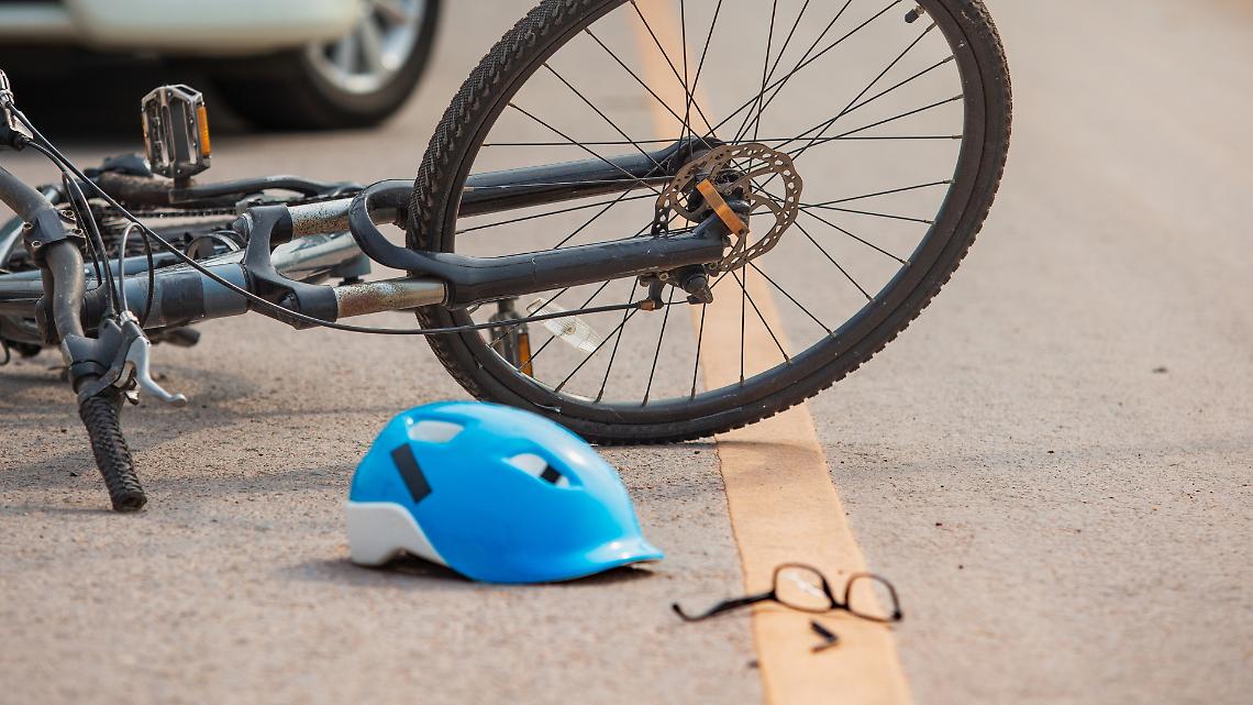 Grave incidente a San Gillio: ciclista di 59 anni in arresto cardiaco dopo lo schianto contro un’auto in sosta