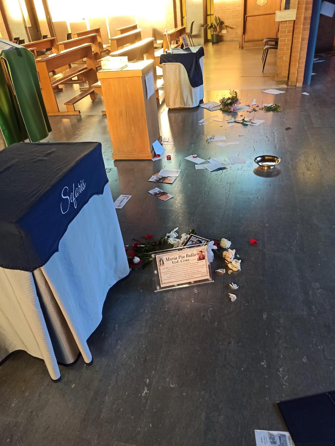 Buttano per terra i banchetti funebri e strappano i manifesti. Succede a Settimo Torinese