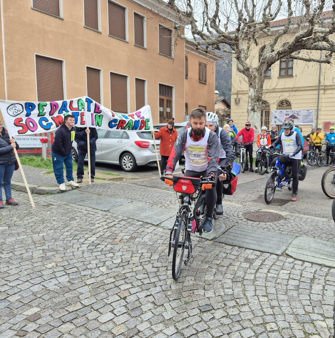 PedaliAMO per Gaza fa tappa a Chivasso: da Torre Pellice a Udine con un messaggio di pace