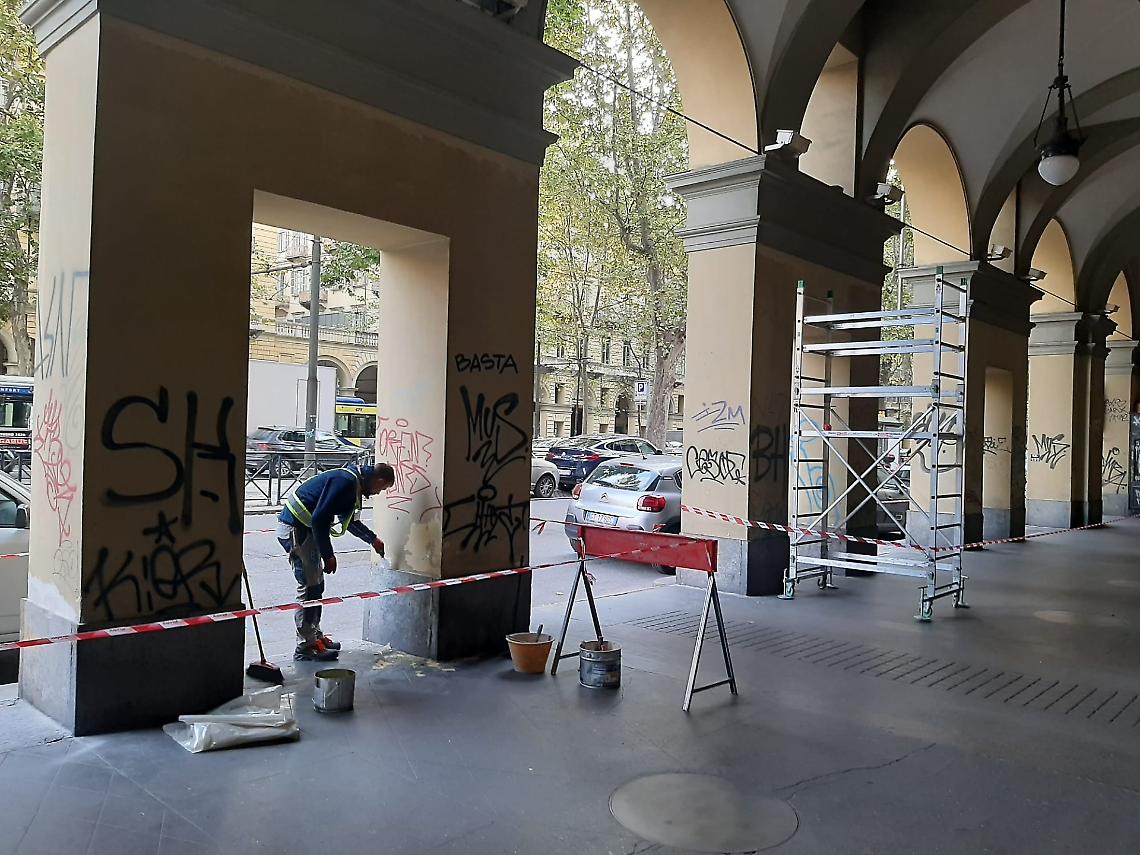 Torino, partiti i lavori di pulizia dei portici di corso Vittorio Emanuele II