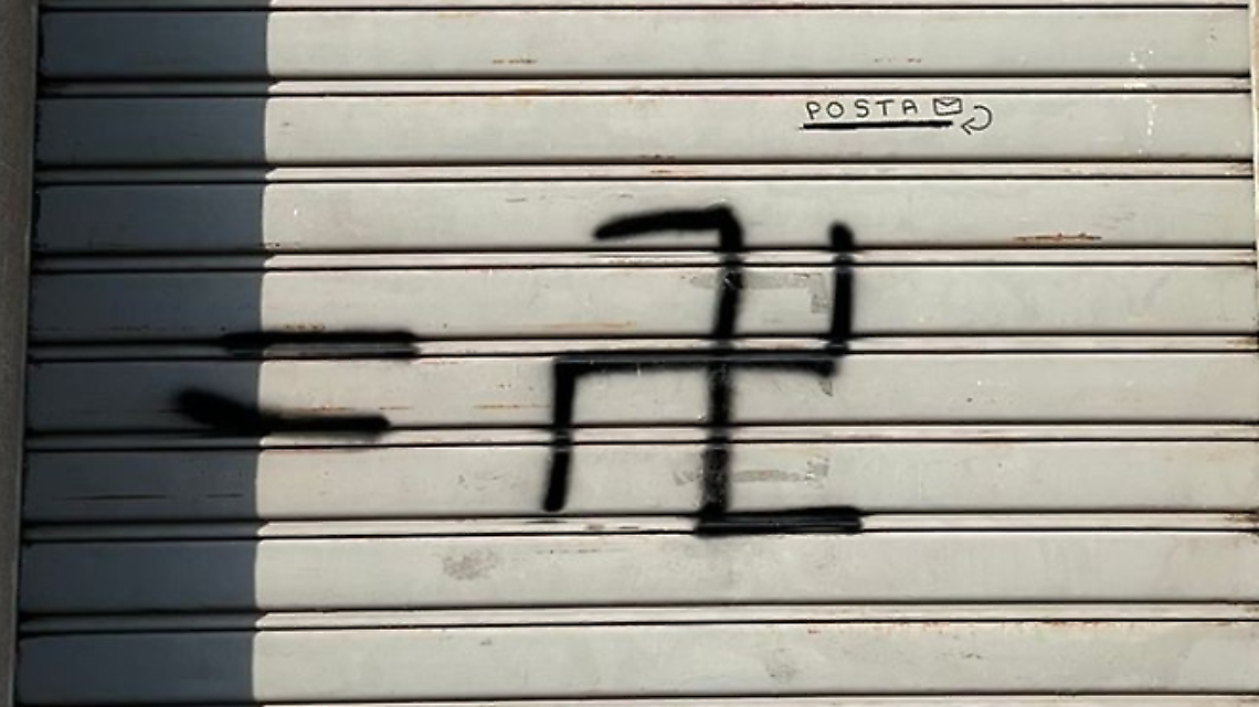 Torino, svastica tracciata sulla sede di Potere al Popolo, il movimento: “Intimidazione sionista”