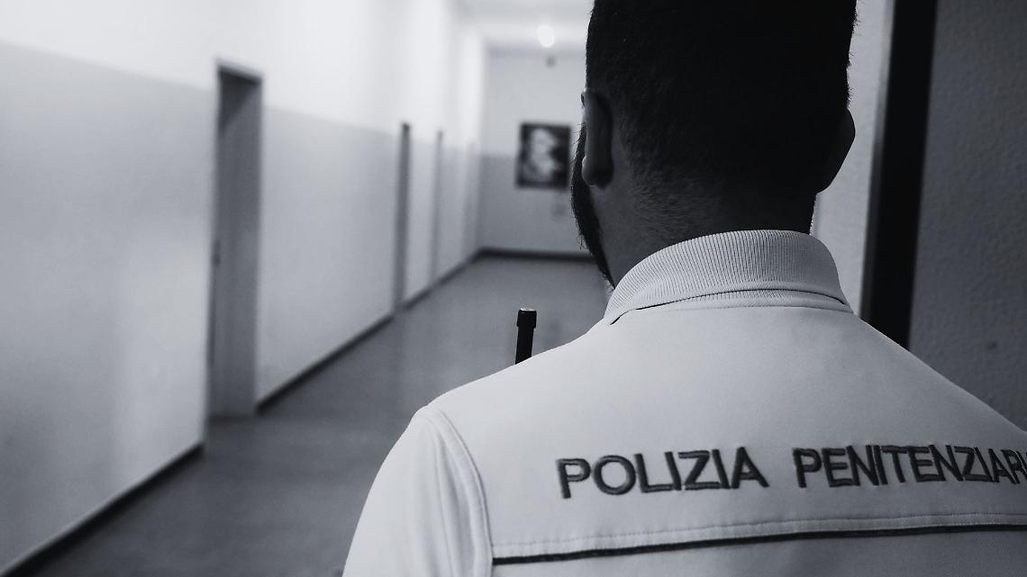 Torino, detenuto sputa