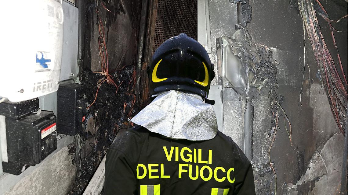 Torino, incendio nelle cantine in Santa Rita: quindici alloggi senza luce in un palazzo Atc
