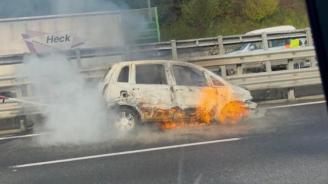 Auto in fiamme