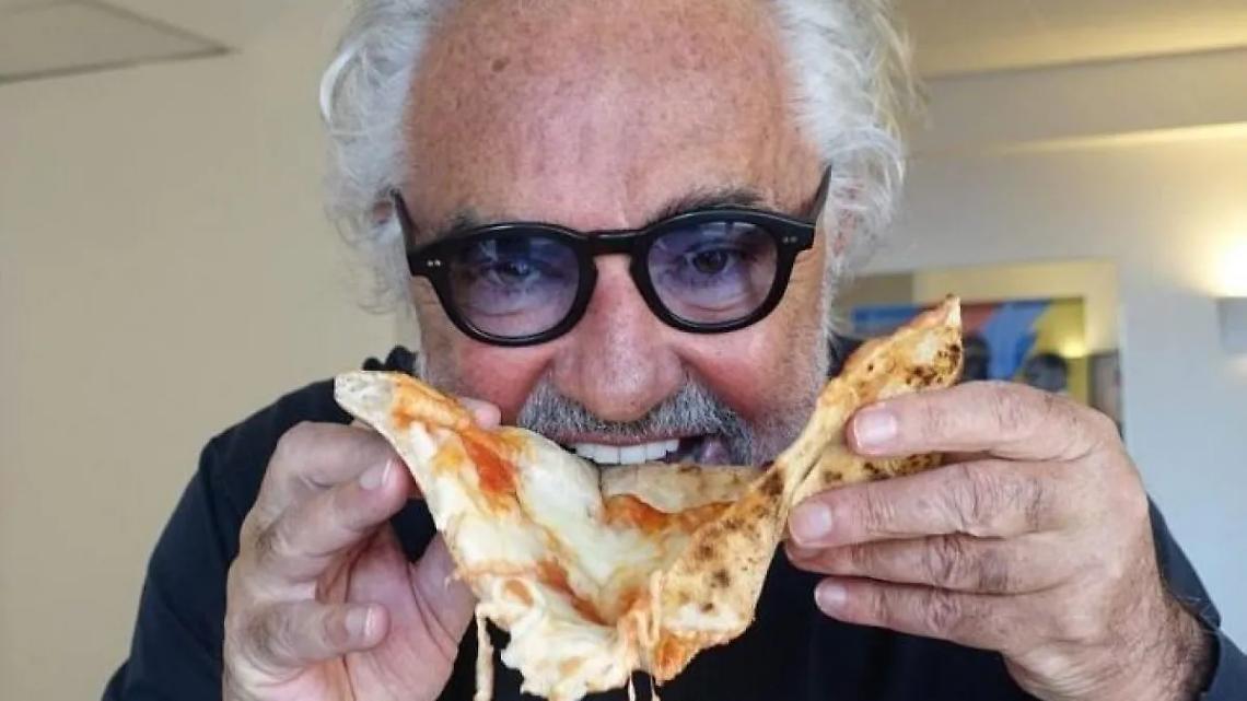 Crazy Pizza sbarca a Torino: caviale, dj set e acrobazie sotto la Mole