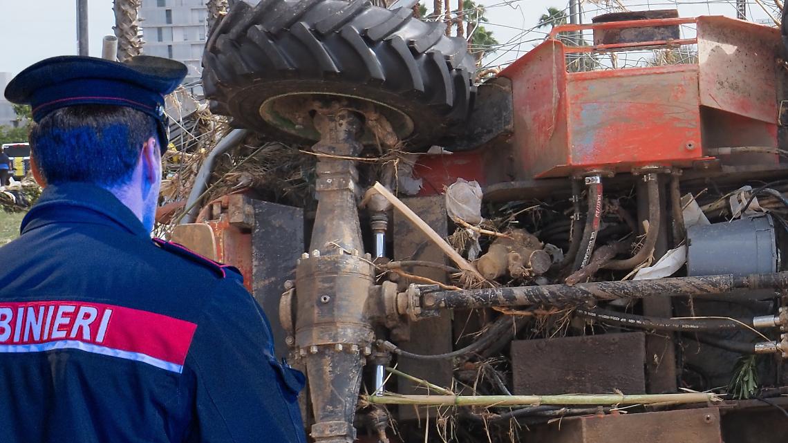 Agricoltore muore schiacciato dal trattore dopo scontro con un camion