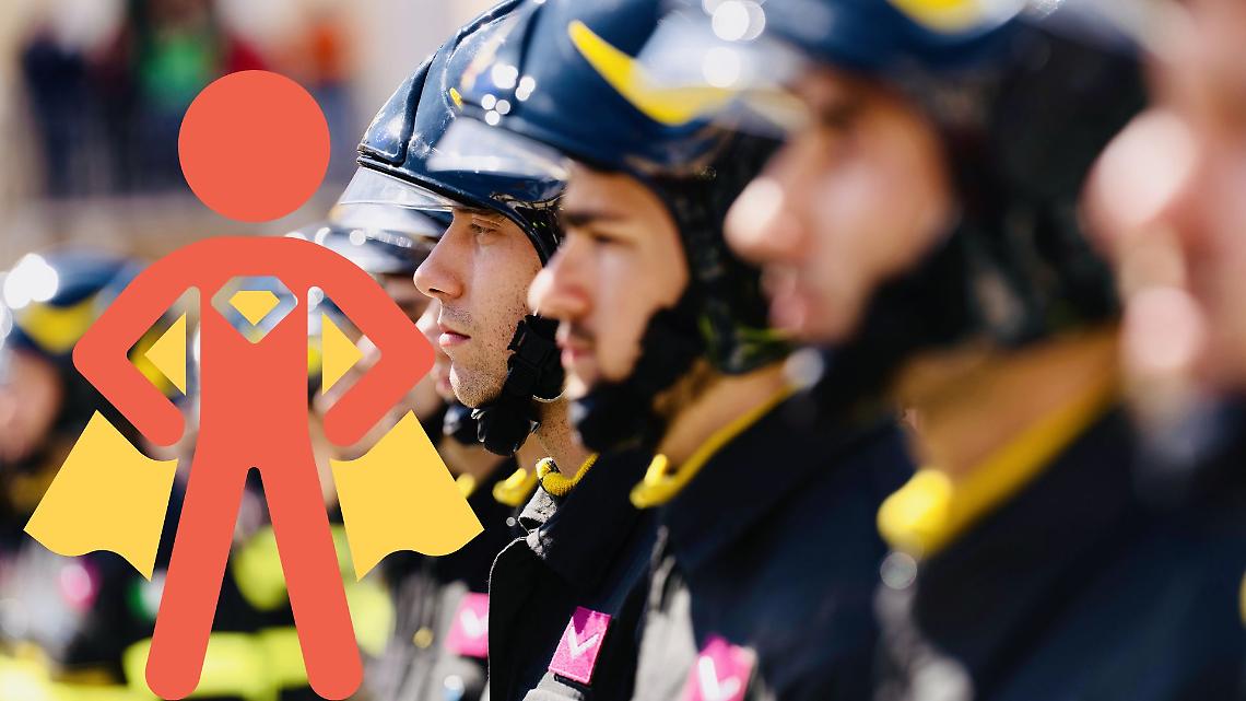 Lanzo, tre uomini si lanciano tra le fiamme