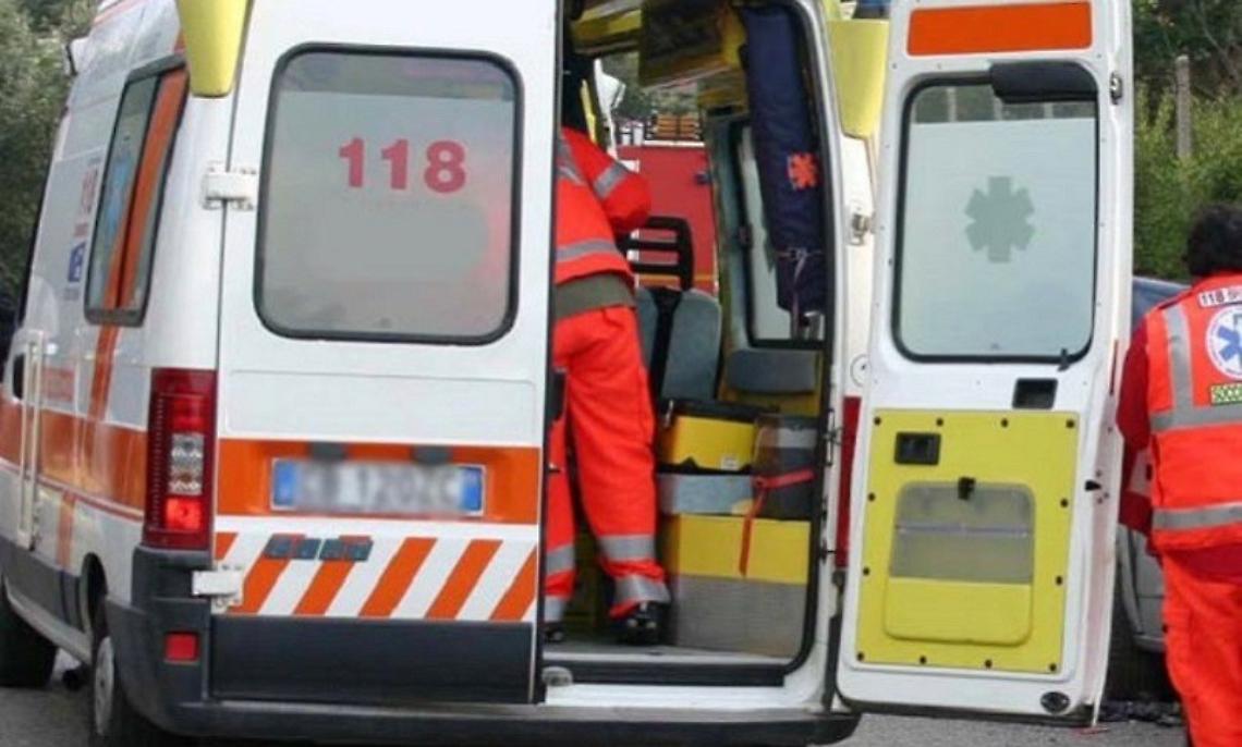 Moto contro due auto: muore sulla provinciale 